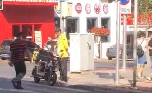 防空警报中默哀小哥:此刻比赚钱更重要