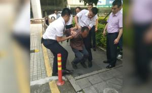 深圳:陌生男搭讪女子后掐喉,保安勇救