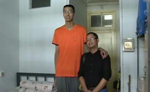 新生身高两米一,学校定制“姚明床”