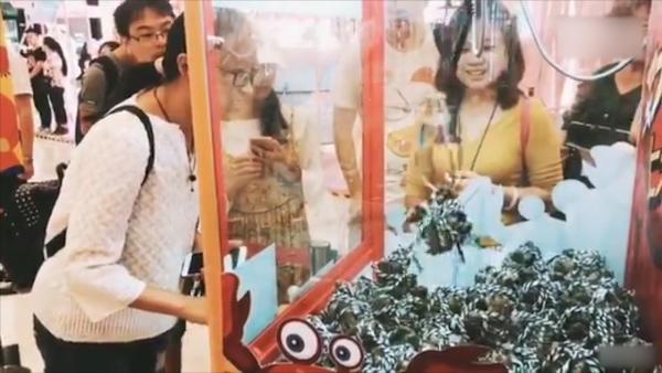 杭州现抓螃蟹机：女子当场抓十只大闸蟹