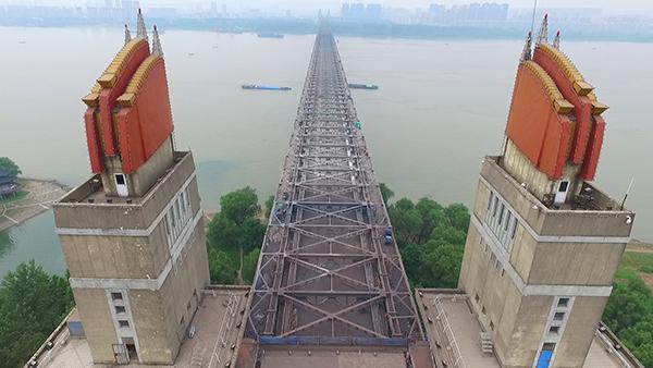 南京长江大桥桥面拆除：露出“铁骨”