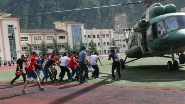 震后｜直升机转运8名重伤员赴成都救治