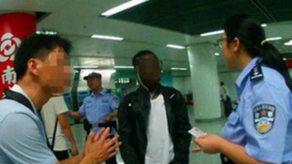 非洲乘客怒对自拍者:灵魂被你拍进去了