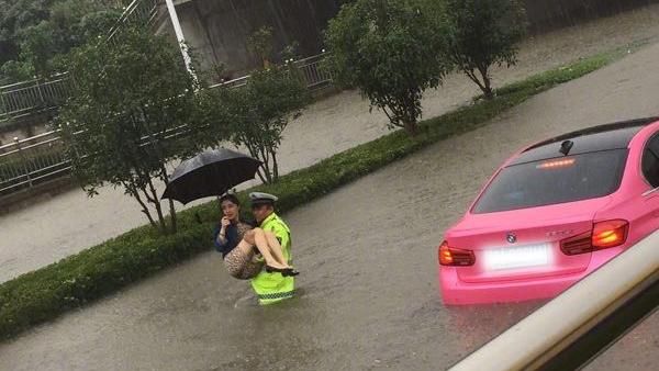 南京“看海”：宝马被淹辅警抱出女司机