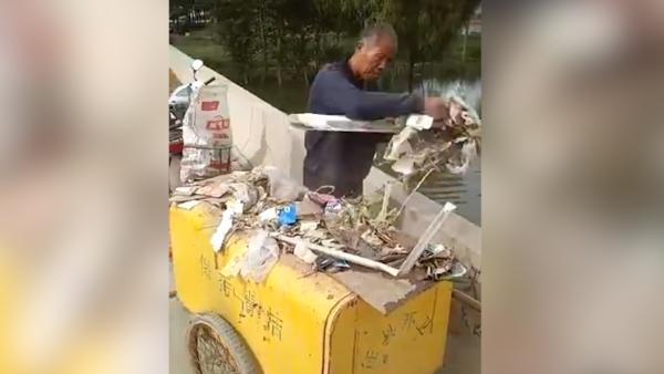 保洁员抛垃圾入河路人劝阻，当街卸垃圾