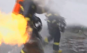 大排档失火，消防员徒手拎出喷火煤气罐