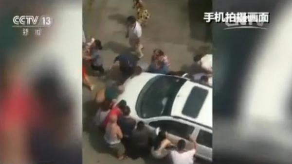 四川广元：男孩被卷车底，众人抬车营救