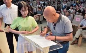 浙江常山63岁退休医生签署志愿书，身故后向母校捐献遗体