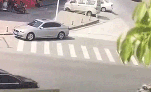 兩車相撞摩托司機騰空翻起,警方調查