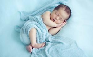 七个月宝宝被床围堵住鼻子窒息身亡，如何保证婴儿睡眠安全？