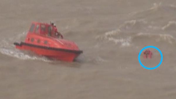 渔船机舱进水后沉没，5人获救2人失踪