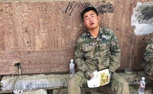 解放军战士在家乡抗洪时连续作战：盒饭刚吃了一半，就睡着了