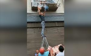 两男童头卡防盗窗,邻居接力托举半小时