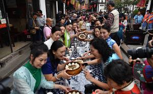 上海南翔老街现“千桌万人小笼宴”，该项活动已举办11年