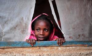 直播录像丨铁路从中过、茅屋紧相连，探访肯尼亚最大贫民窟