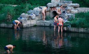 北京南二环凉水河：一到晚上就变“公共浴池”，工人在此裸洗