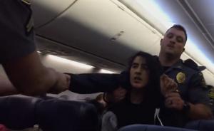 女乘客对宠物过敏，遭警察强行拽离飞机