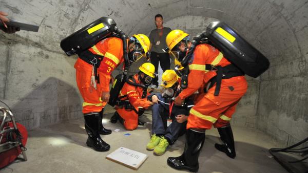 唐山：全国矿山救援技术竞赛，模拟救援