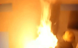 消防员抱喷火煤气罐下楼摔倒，队友接力