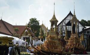 中国驻泰大使馆提醒游客：泰国王普密蓬葬礼期间应遵守规定