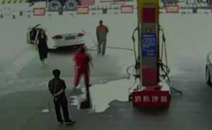 又是看手机：宁波女司机加油没结束就启动车辆油管被拉断