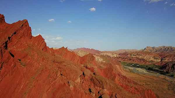 新疆库车大峡谷：崖奇石峭奇峰嶙峋
