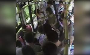 女子公交车上突然晕倒,众人围前齐施救