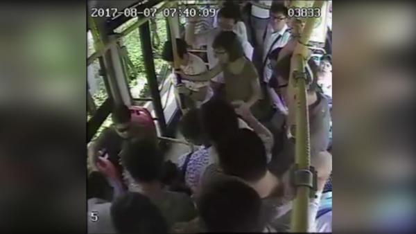 女子公交车上突然晕倒，众人围前齐施救