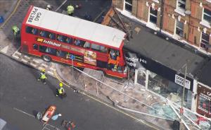 伦敦双层巴士冲入商店，至少10人受伤