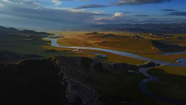 新疆巴音布鲁克：航拍最美草原湿地