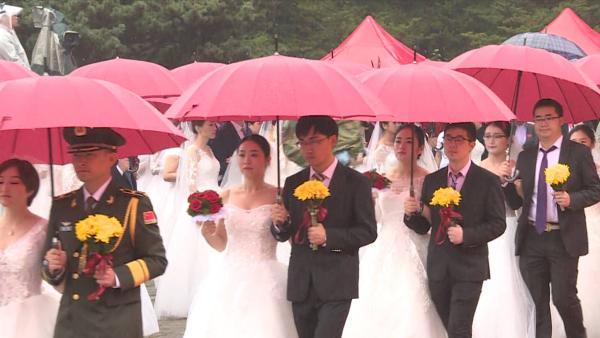 90对新婚夫妇向南京雨花台英烈献花
