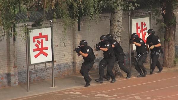 北京铁路警方反恐演练：真枪实弹救人质