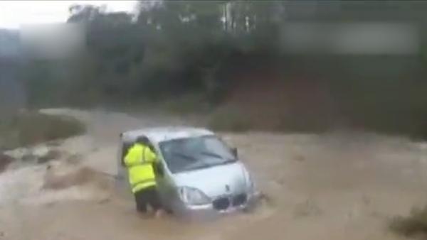 车辆被困洪水中，民警跳入水中连救5人
