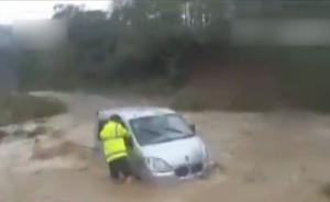 车辆被困洪水中，民警跳入水中连救5人