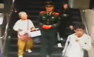 10元钱让老人两次流泪,冒雨也要还