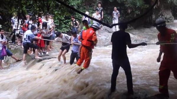 福建永春昨日暴雨，46名游客成功脱险