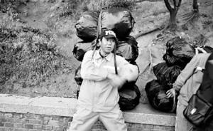八达岭山路崎岖环卫工作全靠人力：十余吨垃圾，清洁工背下山
