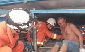 福建泉州一工地在建铁皮房坍塌，消防人员救出2名被困工人