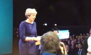 英国首相带病演讲重塑英国梦，喜剧演员给她递上“解聘书”