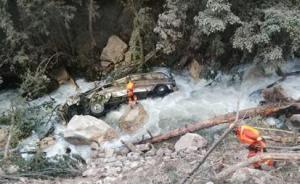 九寨沟地震丨群众报警称中巴车被大石砸中坠河，致5人失联