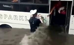 铁岭大雨：积水及腰，辅警趟水转移乘客