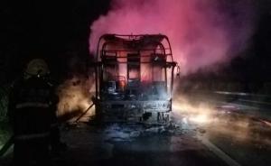 南宁消防：外环高速上一辆载34人的客车起火，1死12伤