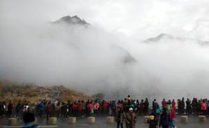 新疆天山天池景区现大雾天气，游客仿佛置身“仙境”