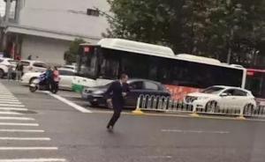 武汉街头最帅跑男：热心助老的公交司机