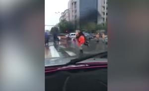 环卫工蹚水背中学生过马路:我也有孩子