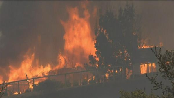 2万人大撤离！加州北部森林大火致10死