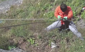 张家界“蜘蛛人”千米绝壁踩飞石拾垃圾