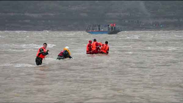 渡船触礁搁浅黄河，山西吉县9人被困