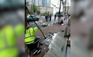 墙体脱落砸倒过路女子,交警用身体护住