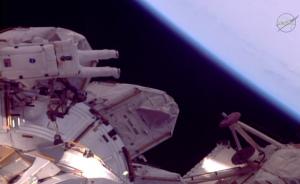 NASA直播宇航员太空行走，时长6小时